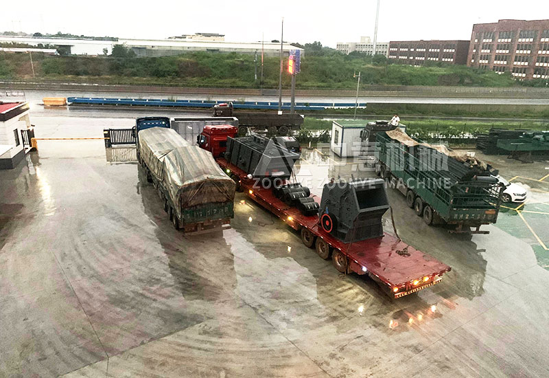 三輛大貨車已裝車完畢 準備出發(fā).jpg